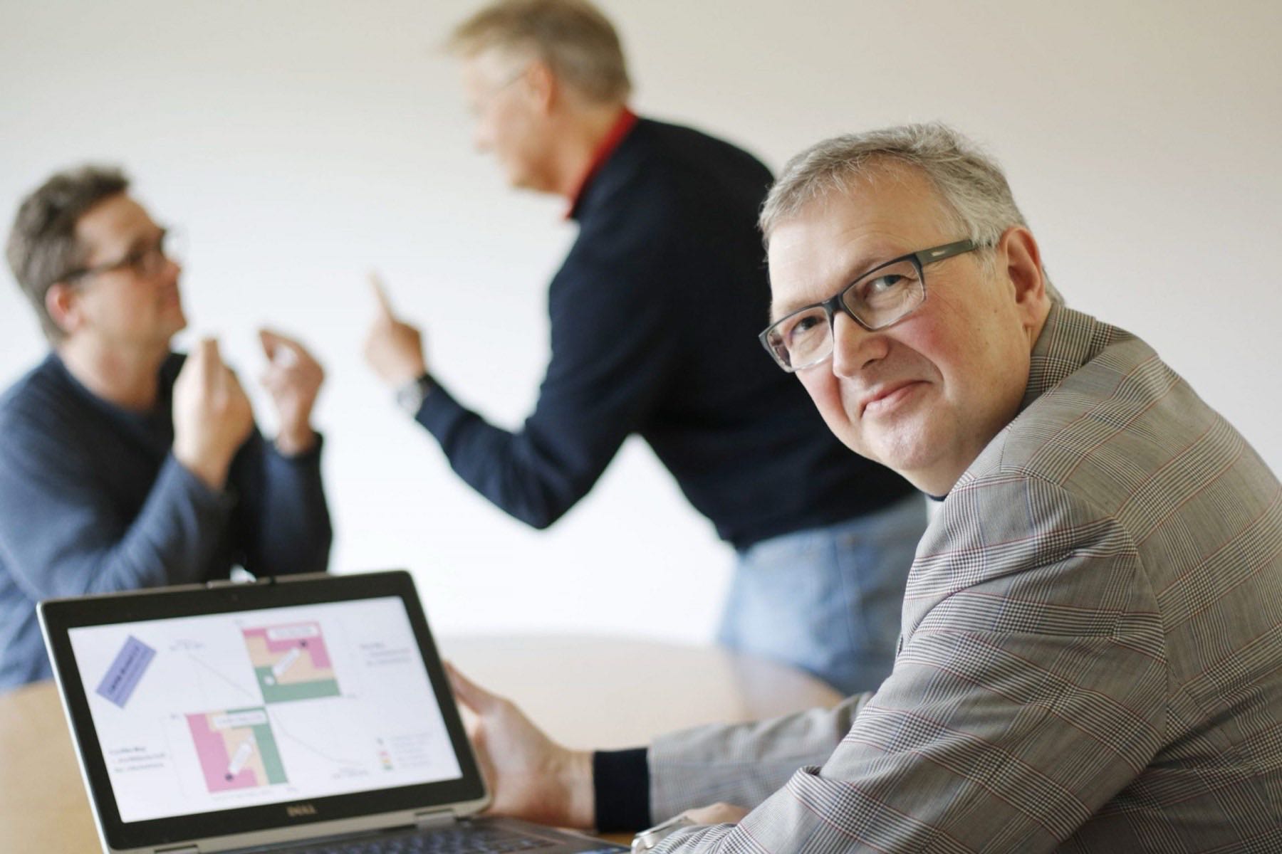 Prof. Dr. Thomas Knobloch bei der Analyse einer Konfliktsituation